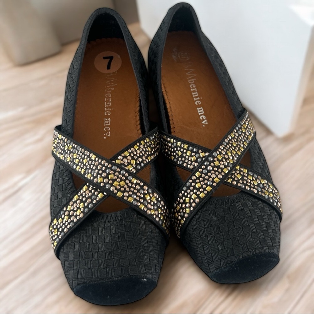 bernie mev. Black & Gold Ballet Flats  Criss-Cross Metallic Straps Size 6.5